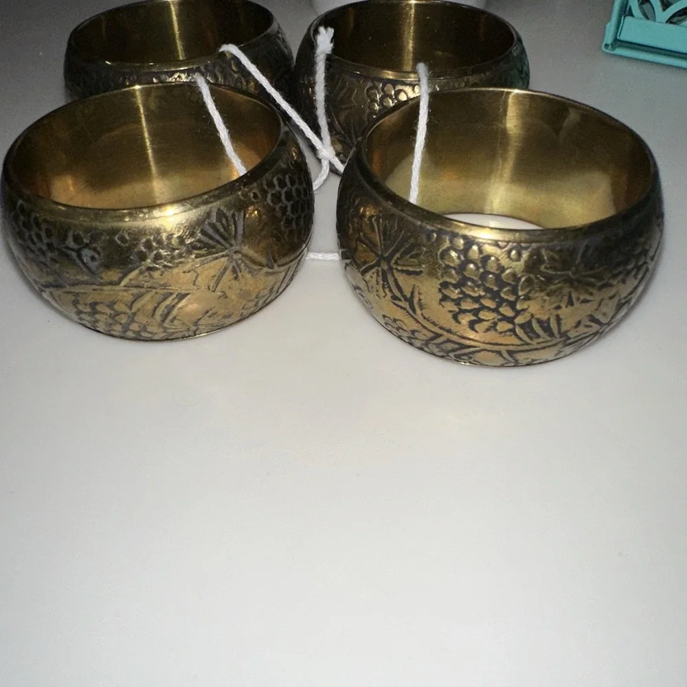 SET OF 4 Vintage/look Brass Embossed Napkin Rings pretty Floral India‎